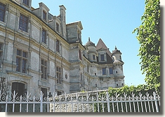 chateau depuis la grille